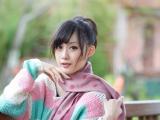 風中微笑的美女