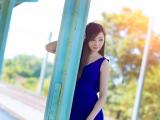 沉思中的嬌美女子